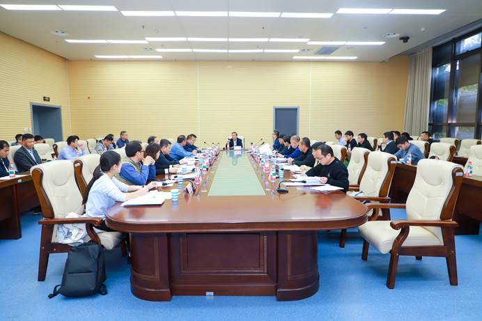 会议室里的人们描述已自动生成